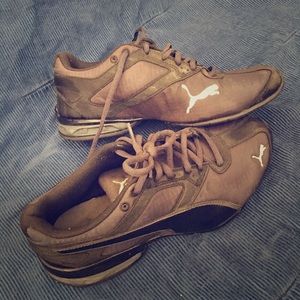 Men’s Black Light Weight Pumas👟 Like New!